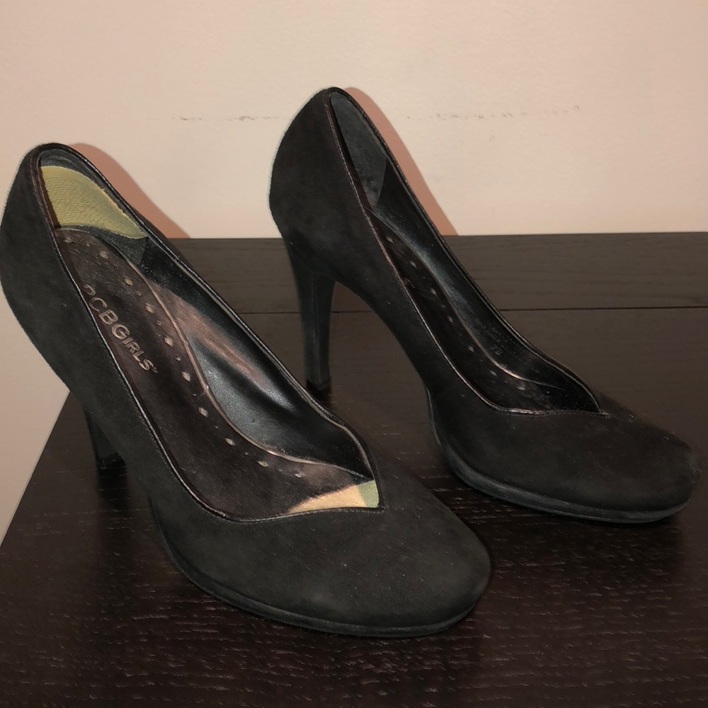 BCBG BLACK SUEDE PUMPS